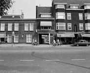 857151 Gezicht op de voorgevels van de panden Amsterdamsestraatweg 225 (rechts) -229 te Utrecht.